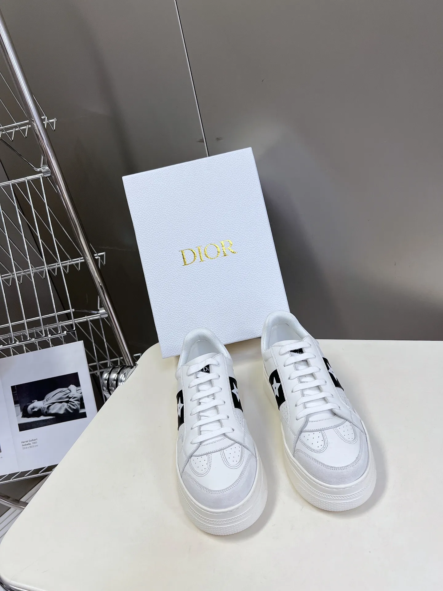 👟👟Ex-factory price 640👟👟 Dior's new platform shoes thick-soled casual shoes. Purchased and developed from Taikoo Hui RMB 16,400. These Dior Star sneakers continue the timeless silhouette and are carefully made of cow leather, so they are particularly comfortable on the feet. They are decorated with tonal suede panels and metal stars to decorate the lace eyelets to enhance the style. The lightweight style is matched with the "Christian Dior" logo thin sole, suitable for all seasons, and can be matched with all kinds of casual looks to add a finishing touch. Classic and super durable. The upper is stitched with cowhide. The original IP outsole height is 4CM. Size: 35-41. A full set of counter synchronized gift boxes 💝 packaging